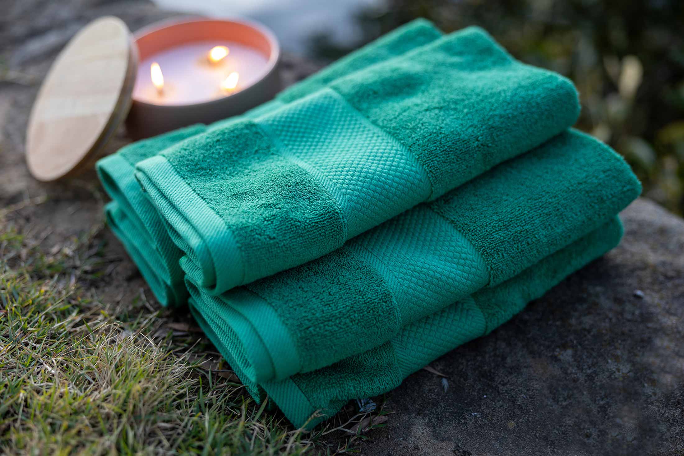 Immerse yourself in spa luxury with Ornamajo's ultra-soft and absorbent hand towels, perfect for a pampering retreat.